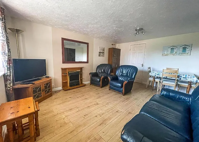 Seaside Holiday Cottage By The Beach In Beautiful Hemsby, Norfolk Ref 99006J