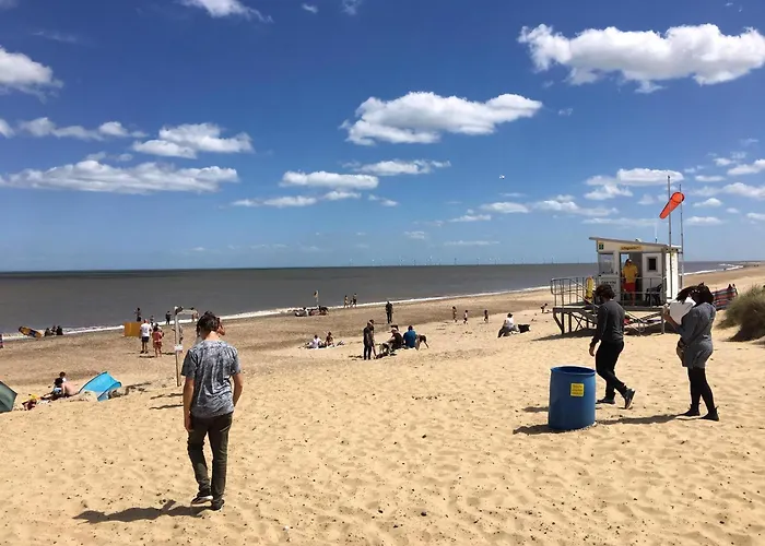 Seaside Holiday Cottage By The Beach In Beautiful Hemsby, Norfolk Ref 99006J