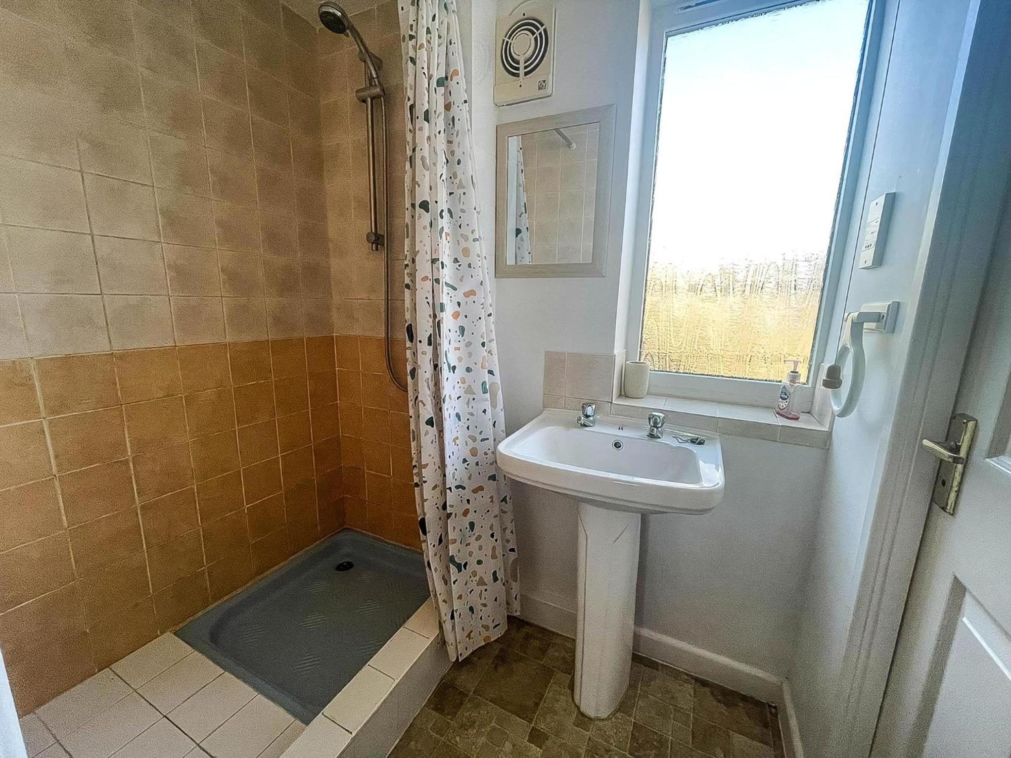 Seaside By The In Beautiful Hemsby, Norfolk Ref 99006j